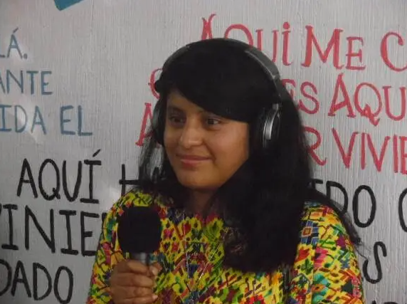  Pie de foto: Camila Juárez, expone el motivo del mural 